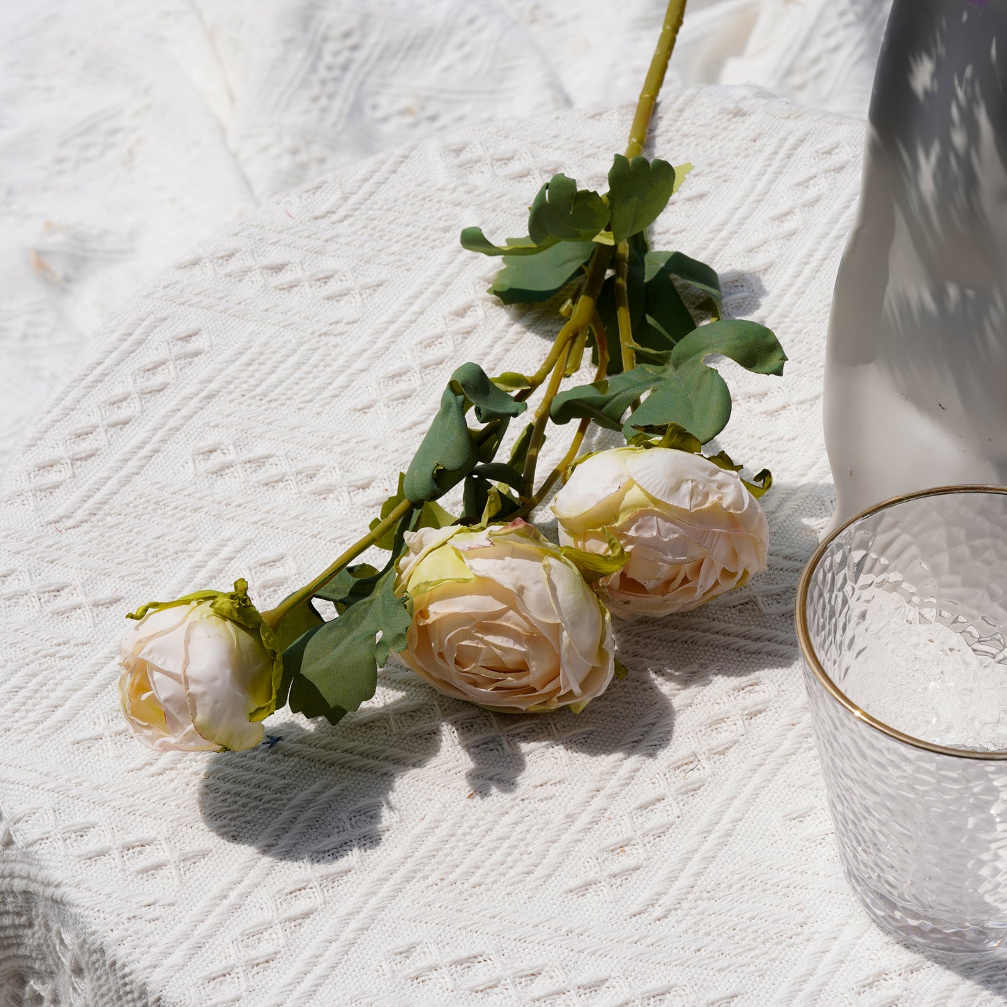 3 stems of Fiona Burnt Edge Lotus - Ivory3头菲奥娜焦边露莲-米白